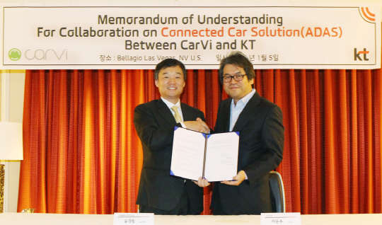 KT는 삼성전자, 운전자지원시스템(ADAS) 전문 기업 카비와 함께 차세대 스마트카 기술 '지능형 안전운전지원 솔루션'을 미국 라스베이거스에서 열리고 있는 세계 최대 가전전시회 CES 2016에서 공개했다고 8일 밝혔다. 회사는 또, 카비와 6일(현지시간 5일) 안전운전지원시스템 공동개발 및 상품 출시를 위한 양해각서(MOU)를 체결했다. 윤경림 KT 미래융합사업추진실장 부사장(왼쪽)과 이은수 카비 대표가 MOU를 맺고 기념 촬영을 하고 있다. <KT 제공>